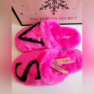 VICTORIA’S SECRET FUZZY SLIPPERS